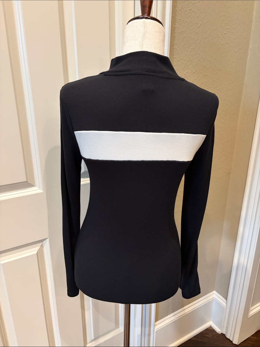 Lou & Grey Colorblock Mock Neck Top Black/White M - Picture 4 of 5
